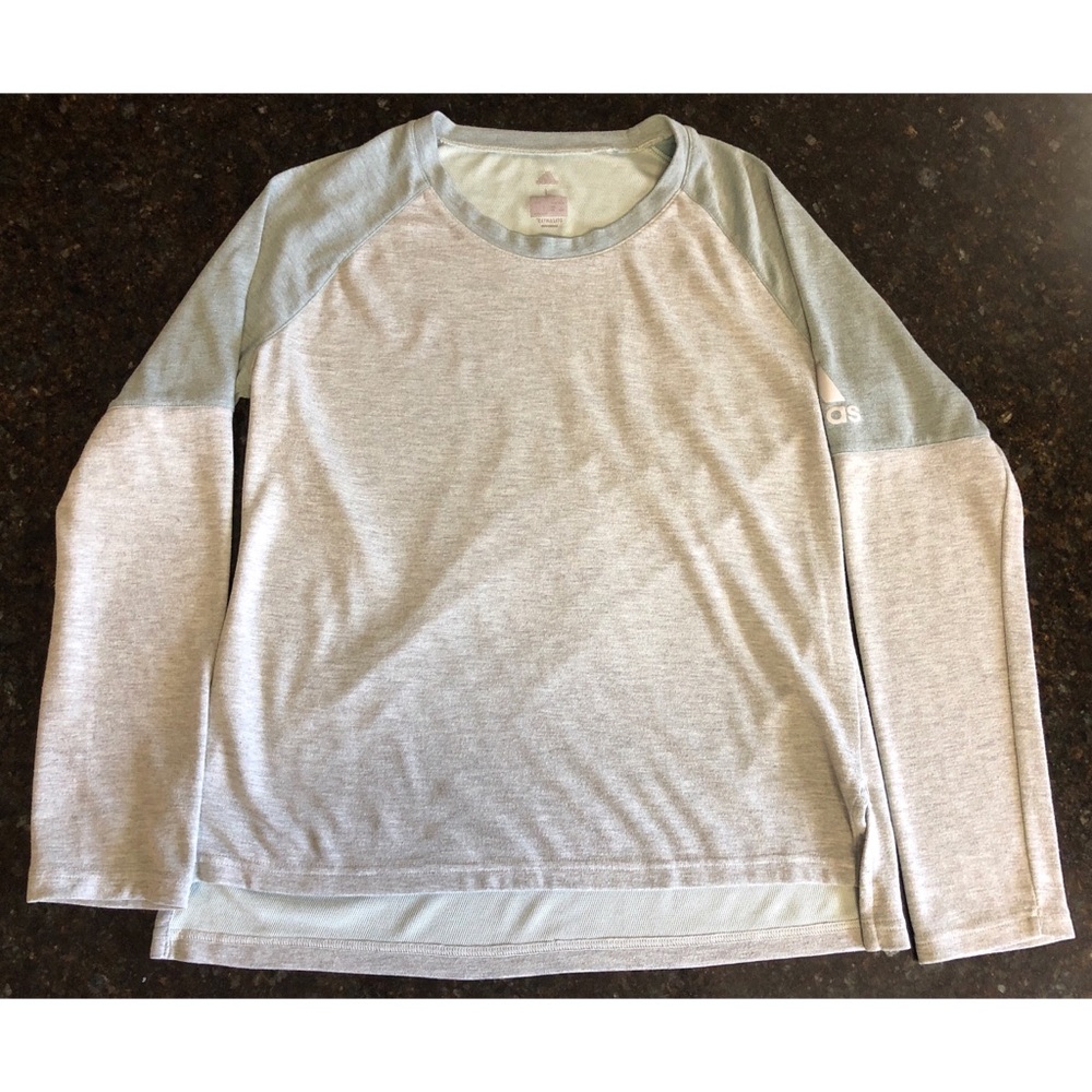 Women’s Adidas LongSleeve Sweater Size: L